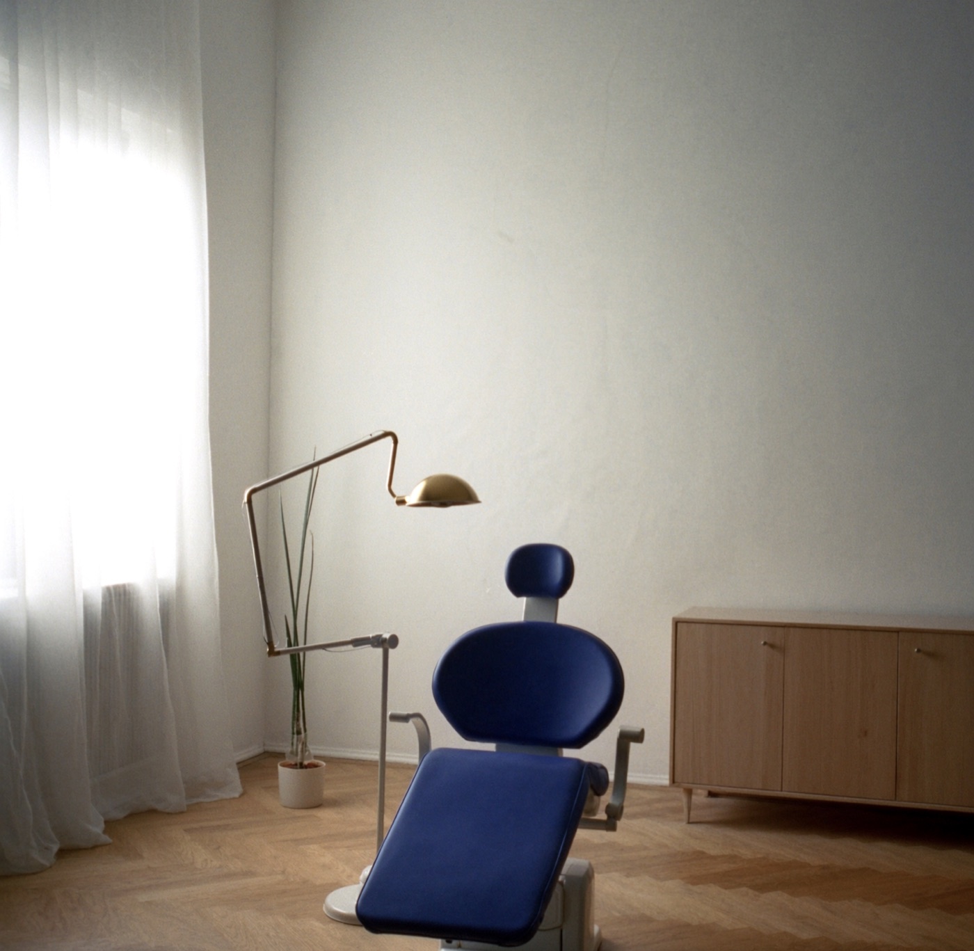 Ruhiger Behandlungsraum mit Tageslicht